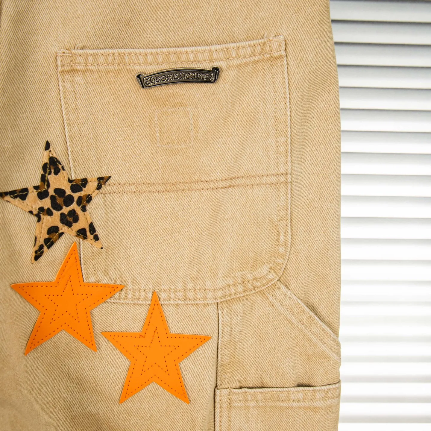 P280 Chrome Hearts khaki orange leopard print star couple jeans are a hot trend this season and are sought after by countless celebrities and fashionistas. The neat details of the cutting process add color to the playful fashion! The neat and meticulous design, and the well-fitting structure is unique. The upper body not only has outstanding recognition, but also looks younger and younger. A style with the ultimate wearing meaning and performance, gorgeous color matching, and the craftsmanship of this style is also extremely extraordinary. After the finished product is washed, it is disassembled and hand-made with sheepskin cross leather and then spliced ​​together to complete. The whole piece has too many craftsmanship to describe. It is decorated with patchwork cross flowers and high-waisted washed jeans! ! Absolutely high-end luxury product, a god-level single product, a super popular product, made with top heavy industry, a must-see magic weapon that can't be missed. Style number: 1828# Size: 30 32 34 36 Color: Khaki